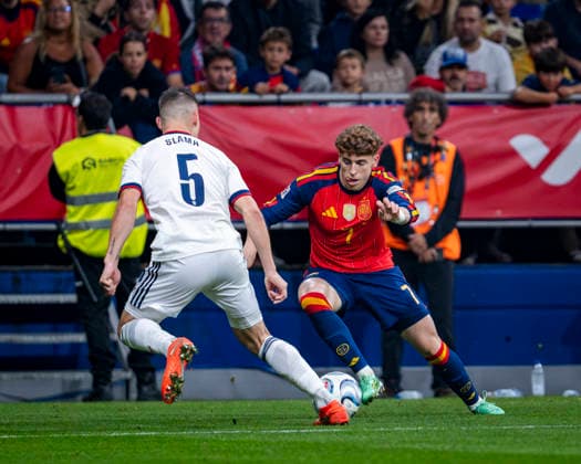 Spain v Czechia - UEFA Nations League 2026 27 Group A3 MD3 OVIEDO, SPAIN - OCTOBER 3: Victor Munoz of Spain (R) is in action with the ball during the UEFA Nations League 2026 27 group phase match between Spain and Czechia at Estadio Carlos Tartiere on October 3, 2026 in Oviedo, Spain. Oviedo Estadio Carlos Tartiere Oviedo Spain Copyright: xAlbertoxGardinx AGardin_20261003_Foot_Spa_Cze_0524