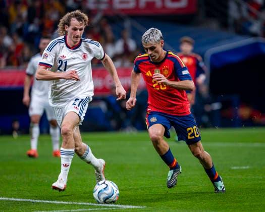 Spain v Czechia - UEFA Nations League 2026 27 Group A3 MD3 OVIEDO, SPAIN - OCTOBER 3: Pedri of Spain (R) is in action with the ball defended by Alex Kral of Czechia (L) during the UEFA Nations League 2026 27 group phase match between Spain and Czechia at Estadio Carlos Tartiere on October 3, 2026 in Oviedo, Spain. Oviedo Estadio Carlos Tartiere Oviedo Spain Copyright: xAlbertoxGardinx AGardin_20261003_Foot_Spa_Cze_0528