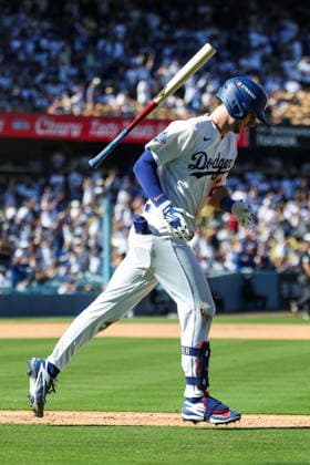MLB, Baseball Herren, USA National League Division Series - Dodgers vs Braves Game 1 Los Angeles Dodgers outfielder Kyle Tucker bat flips after hitting a home run during the sixth inning in Game 1 of the National League Division Series between the Atlanta Braves and the Los Angeles Dodgers at UNIQLO Field at Dodger Stadium in Los Angeles, California, USA, 03 October 2026. LOS ANGELES CALIFORNIA UNITED STATES  Copyright: xCHRISxTORRESx