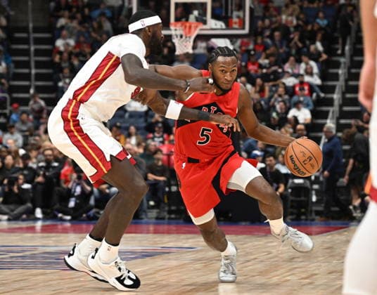 October 3, 2026, Quebec, On, Canada: Toronto Raptors Immanuel Quickley drives past Miami Heat s Bobby Portis Jr. during NBA, Basketball Herren, USA preseason basketball action in Quebec City, Saturday, Oct. 3, 2026. Canada News - October 3, 2026 - ZUMAc35_ 20261003_zaf_c35_120 Copyright: xJacquesxBoissinotx