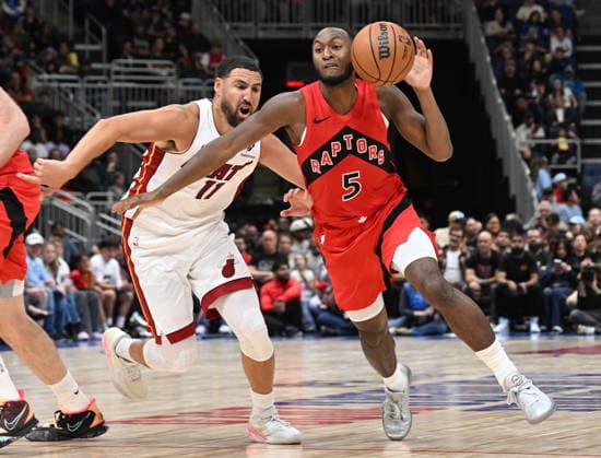 October 3, 2026, Quebec, On, Canada: Toronto Raptors Immanuel Quickley drives past Miami Heat s Klay Thompson during NBA, Basketball Herren, USA preseason basketball action in Quebec City, Saturday, Oct. 3, 2026. Canada News - October 3, 2026 - ZUMAc35_ 20261003_zaf_c35_125 Copyright: xJacquesxBoissinotx