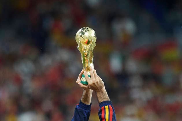 Spain - Czech Republic - UEFA Nations League 2026 27 OVIEDO, SPAIN - OCTOBER 3: Rodri of Spain presents the World Cup Trophy to the fans during the UEFA Nations League 2026 27 group phase match between Spain and Czech Republic at the Carlos Tartiere Stadium on October 3, 2026 in Oviedo, Spain. (Photo by Diego Simon Photo Players Images Magara Press) Oviedo Carlos Tartiere Espana Copyright: xDiegoxSimonx
