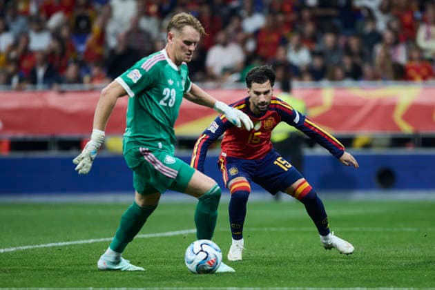 Spain - Czech Republic - UEFA Nations League 2026 27 OVIEDO, SPAIN - OCTOBER 3: Alex Baena of Spain competes for the ball with Lukas Hornicek Goalkeeper of Czech Republic during the UEFA Nations League 2026 27 group phase match between Spain and Czech Republic at the Carlos Tartiere Stadium on October 3, 2026 in Oviedo, Spain. (Photo by Diego Simon Photo Players Images Magara Press) Oviedo Carlos Tartiere Espana Copyright: xDiegoxSimonx