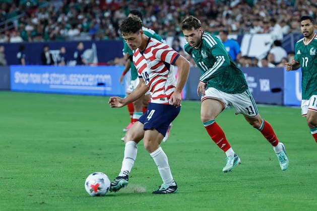 GLENDALE, AZ - OCTOBER 03: United States of America midfielder Sebastian Berhalter (14) passes the ball during the International Friendly, Länderspiel, Nationalmannschaft soccer match between Mexico and the United States of America on October 3, 2026 at State Farm Stadium in Glendale, Arizona. (Photo by Kevin Abele Icon Sportswire) SOCCER: OCT 03 USA vs Mexico EDITORIAL USE ONLY Icon261003003