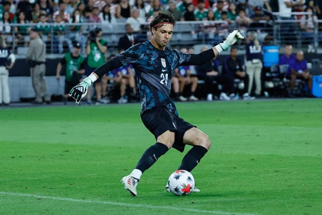 GLENDALE, AZ - OCTOBER 03: United States of America goalkeeper Diego Kochen (24) passes the ball during the International Friendly, Länderspiel, Nationalmannschaft soccer match between Mexico and the United States of America on October 3, 2026 at State Farm Stadium in Glendale, Arizona. (Photo by Kevin Abele Icon Sportswire) SOCCER: OCT 03 USA vs Mexico EDITORIAL USE ONLY Icon261003005