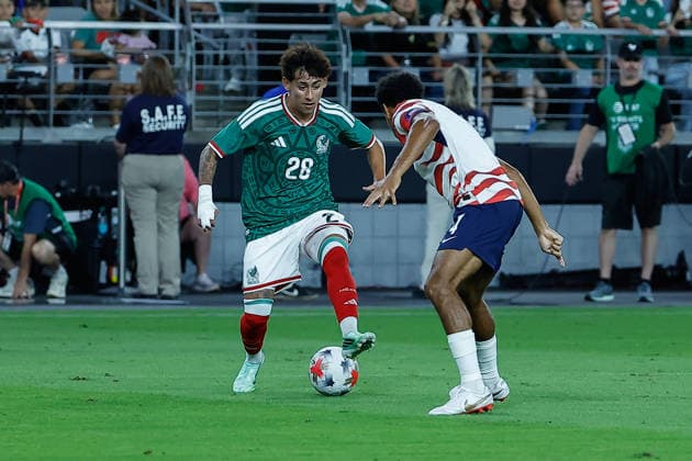 GLENDALE, AZ - OCTOBER 03: Mexico midfielder Santiago Sandoval (28) controls the ball during the International Friendly, Länderspiel, Nationalmannschaft soccer match between Mexico and the United States of America on October 3, 2026 at State Farm Stadium in Glendale, Arizona. (Photo by Kevin Abele Icon Sportswire) SOCCER: OCT 03 USA vs Mexico EDITORIAL USE ONLY Icon261003006