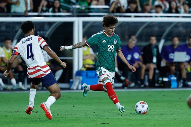 GLENDALE, AZ - OCTOBER 03: Mexico midfielder Santiago Sandoval (28) passes the ball during the International Friendly, Länderspiel, Nationalmannschaft soccer match between Mexico and the United States of America on October 3, 2026 at State Farm Stadium in Glendale, Arizona. (Photo by Kevin Abele Icon Sportswire) SOCCER: OCT 03 USA vs Mexico EDITORIAL USE ONLY Icon261003009