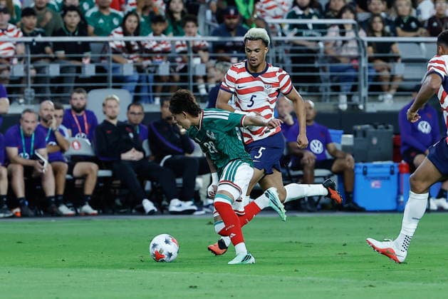 GLENDALE, AZ - OCTOBER 03: Mexico midfielder Santiago Sandoval (28) chases the ball defended by United States of America defender Antonee Robinson (5) during the International Friendly, Länderspiel, Nationalmannschaft soccer match between Mexico and the United States of America on October 3, 2026 at State Farm Stadium in Glendale, Arizona. (Photo by Kevin Abele Icon Sportswire) SOCCER: OCT 03 USA vs Mexico EDITORIAL USE ONLY Icon261003010