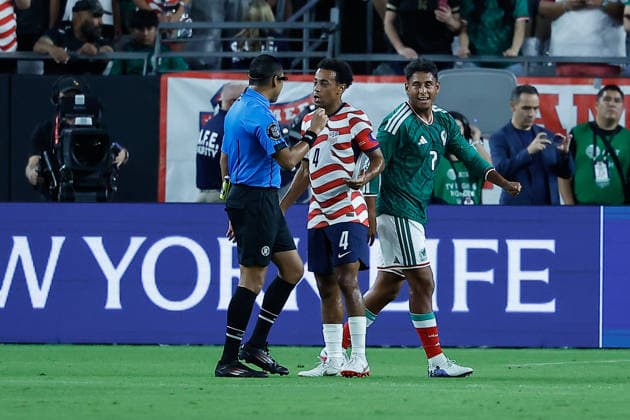 GLENDALE, AZ - OCTOBER 03: United States of America midfielder Tyler Adams (4) talked to a referee during the International Friendly, Länderspiel, Nationalmannschaft soccer match between Mexico and the United States of America on October 3, 2026 at State Farm Stadium in Glendale, Arizona. (Photo by Kevin Abele Icon Sportswire) SOCCER: OCT 03 USA vs Mexico EDITORIAL USE ONLY Icon261003012