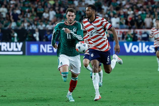 GLENDALE, AZ - OCTOBER 03: Mexico forward Santiago GimÃ nez (11) chases the ball during the International Friendly, Länderspiel, Nationalmannschaft soccer match between Mexico and the United States of America on October 3, 2026 at State Farm Stadium in Glendale, Arizona. (Photo by Kevin Abele Icon Sportswire) SOCCER: OCT 03 USA vs Mexico EDITORIAL USE ONLY Icon261003013