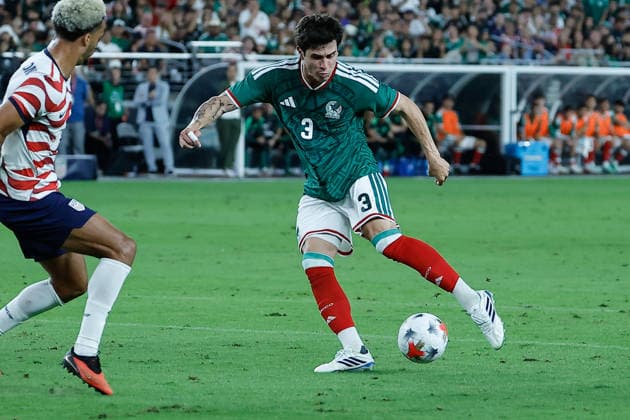 GLENDALE, AZ - OCTOBER 03: Mexico defender Diego Campillo (3) controls the ball during the International Friendly, Länderspiel, Nationalmannschaft soccer match between Mexico and the United States of America on October 3, 2026 at State Farm Stadium in Glendale, Arizona. (Photo by Kevin Abele Icon Sportswire) SOCCER: OCT 03 USA vs Mexico EDITORIAL USE ONLY Icon261003018