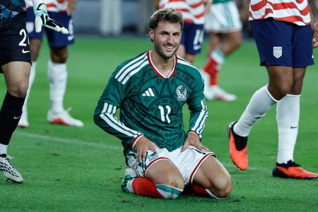 GLENDALE, AZ - OCTOBER 03: Mexico forward Santiago GimÃ nez (11) smiles after a missed shot during the International Friendly, Länderspiel, Nationalmannschaft soccer match between Mexico and the United States of America on October 3, 2026 at State Farm Stadium in Glendale, Arizona. (Photo by Kevin Abele Icon Sportswire) SOCCER: OCT 03 USA vs Mexico EDITORIAL USE ONLY Icon261003019