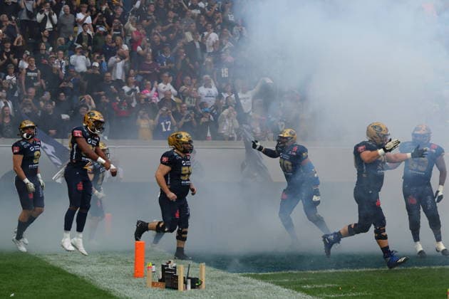 Run in of the Dresden Monarchs, Dresden Monarchs vs Potsdam Royals, American Football, GFL, German Football League, Season 2026, GFL-Bowl, 03.10.2026, GFLBowl2026 Photo: PFA Klaus Sack Dresden Rudolf-Harbig-Stadion Deutschland Copyright: xPFA KlausxSackx