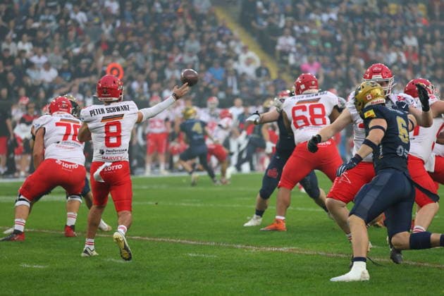 Bay Harvey (Potsdam Royals, 8) passes the ball, Dresden Monarchs vs Potsdam Royals, American Football, GFL, German Football League, Season 2026, GFL-Bowl, 03.10.2026, GFLBowl2026 Photo: PFA Klaus Sack Dresden Rudolf-Harbig-Stadion Deutschland Copyright: xPFA KlausxSackx
