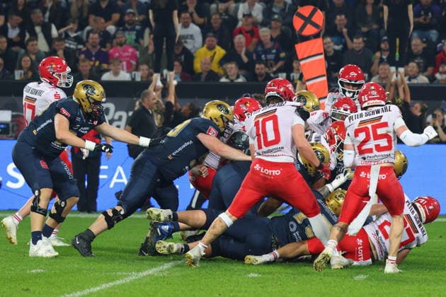 Both teams fight for every inch, Dresden Monarchs vs Potsdam Royals, American Football, GFL, German Football League, Season 2026, GFL-Bowl, 03.10.2026, GFLBowl2026 Photo: PFA Klaus Sack Dresden Rudolf-Harbig-Stadion Deutschland Copyright: xPFA KlausxSackx