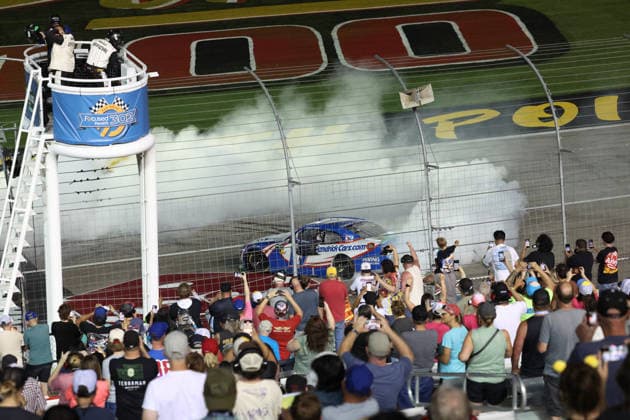LAS VEGAS, CA - OCTOBER 03: Fans cheer as Corey Day ( 17 Hendrick Motorsports HendrickCars.com Chevrolet) performs a burnout after winning the Focused Health 302 NASCAR, Motorsport, USA O™Reilly Auto Parts Series race on October 3, 2026, at Las Vegas Motor Speedway in Las Vegas, NV. (Photo by Ronda Churchill LVMS Icon Sportswire) AUTO: OCT 03 NASCAR O™Reilly Auto Parts Series Focused Health 302 EDITORIAL USE ONLY Icon26100316780