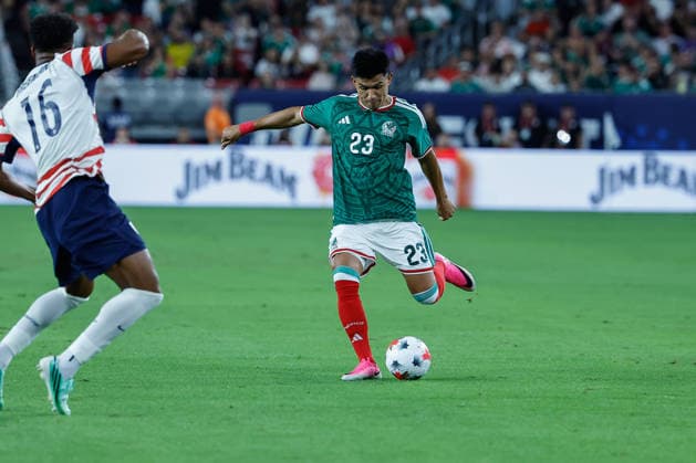 GLENDALE, AZ - OCTOBER 03: Mexico defender Jesus Gallardo (23) passes the ball during the International Friendly, Länderspiel, Nationalmannschaft soccer match between Mexico and the United States of America on October 3, 2026 at State Farm Stadium in Glendale, Arizona. (Photo by Kevin Abele Icon Sportswire) SOCCER: OCT 03 USA vs Mexico EDITORIAL USE ONLY Icon261003022