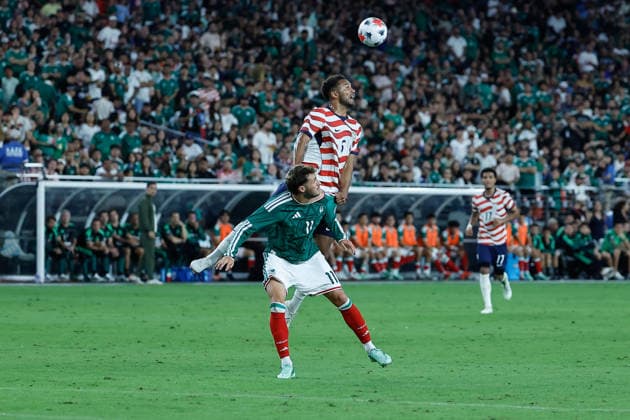 GLENDALE, AZ - OCTOBER 03: United States of America defender Antonee Robinson (5) heads the ball over Mexico forward Santiago GimÃ nez (11) during the International Friendly, Länderspiel, Nationalmannschaft soccer match between Mexico and the United States of America on October 3, 2026 at State Farm Stadium in Glendale, Arizona. (Photo by Kevin Abele Icon Sportswire) SOCCER: OCT 03 USA vs Mexico EDITORIAL USE ONLY Icon261003023
