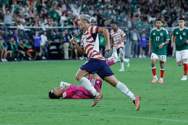 GLENDALE, AZ - OCTOBER 03: United States of America forward Cavan Sullivan (8) celibrates after his first international goal during the International Friendly, Länderspiel, Nationalmannschaft soccer match between Mexico and the United States of America on October 3, 2026 at State Farm Stadium in Glendale, Arizona. (Photo by Kevin Abele Icon Sportswire) SOCCER: OCT 03 USA vs Mexico EDITORIAL USE ONLY Icon261003029
