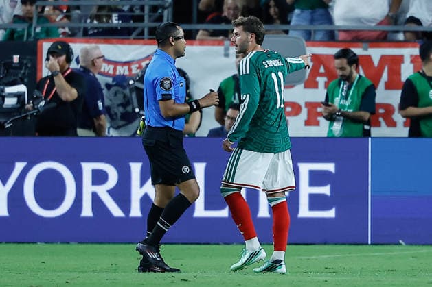 GLENDALE, AZ - OCTOBER 03: Mexico forward Santiago Gimà nez (11) talks to the referee during the International Friendly, Länderspiel, Nationalmannschaft soccer match between Mexico and the United States of America on October 3, 2026 at State Farm Stadium in Glendale, Arizona. (Photo by Kevin Abele Icon Sportswire) SOCCER: OCT 03 USA vs Mexico EDITORIAL USE ONLY Icon261003024