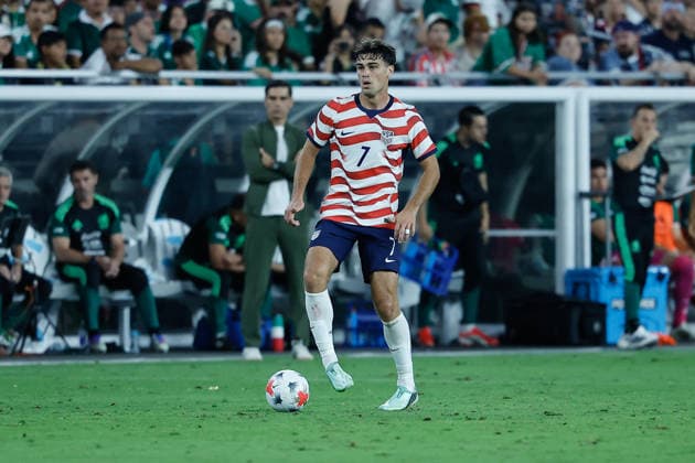 GLENDALE, AZ - OCTOBER 03: United States of America midfielder Giovanni Reyna (7) controls the ball during the International Friendly, Länderspiel, Nationalmannschaft soccer match between Mexico and the United States of America on October 3, 2026 at State Farm Stadium in Glendale, Arizona. (Photo by Kevin Abele Icon Sportswire) SOCCER: OCT 03 USA vs Mexico EDITORIAL USE ONLY Icon261003038