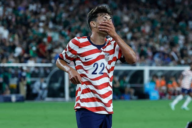 GLENDALE, AZ - OCTOBER 03: United States of America forward Justin Ellis (22) reacts after missing a shot during the International Friendly, Länderspiel, Nationalmannschaft soccer match between Mexico and the United States of America on October 3, 2026 at State Farm Stadium in Glendale, Arizona. (Photo by Kevin Abele Icon Sportswire) SOCCER: OCT 03 USA vs Mexico EDITORIAL USE ONLY Icon261003044