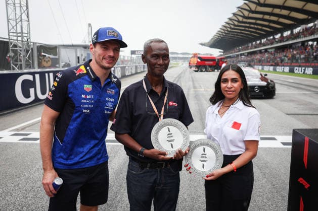 F1 - BAHRAIN GRAND PRIX IN MALAYSIA 2026 VERSTAPPEN Max (nld), Red Bull Racing Ford RB22, portrait marshall award, commissaire de piste, marshal, marshalls, marshals during the 2026 Formula 1 Bahrain Grand Prix in Malaysia, 16th round of the 2026 Formula One World Championship, WM, Weltmeisterschaft from October 2 to 4, 2026 on the Sepang International Circuit, in Sepang, Malaysia - SepangMalaysia  Copyright: xANTONINxVINCENTx
