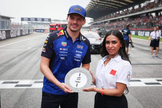 F1 - BAHRAIN GRAND PRIX IN MALAYSIA 2026 VERSTAPPEN Max (nld), Red Bull Racing Ford RB22, portrait marshall award, commissaire de piste, marshal, marshalls, marshals during the 2026 Formula 1 Bahrain Grand Prix in Malaysia, 16th round of the 2026 Formula One World Championship, WM, Weltmeisterschaft from October 2 to 4, 2026 on the Sepang International Circuit, in Sepang, Malaysia - SepangMalaysia  Copyright: xANTONINxVINCENTx