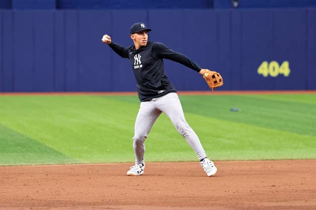 October 3, 2026, St. Petersburg, Florida, USA: New York Yankees shortstop George Lombard Jr. (96) throws to first base during pregame warmups prior to game one of the ALDS for the 2026 MLB, Baseball Herren, USA Playoffs against the Tampa Bay Rays on October 3, 2026 at Tropicana Field. The Rays beat the Yankees 1-0. St. Petersburg USA - ZUMAh180 20261003_zsp_h180_004 Copyright: xKimxHukarix
