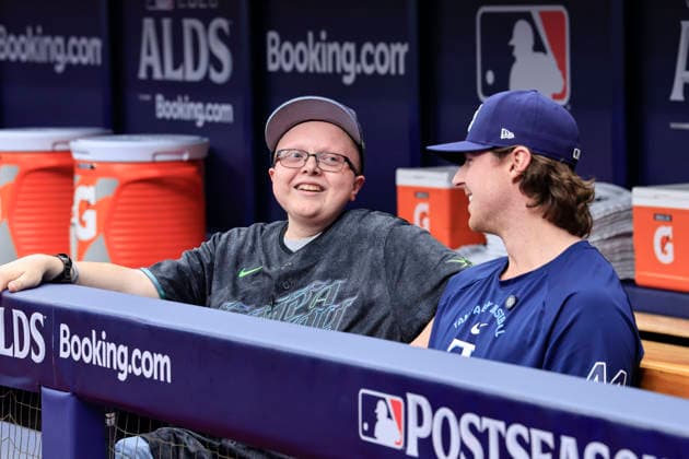 October 3, 2026, St. Petersburg, Florida, USA: Tampa Bay Rays pitcher Ryan Pepiot (44) spends time with special guest Jayson Gerkin prior to game one of the ALDS for the 2026 MLB, Baseball Herren, USA Playoffs on October 3, 2026 at Tropicana Field. The Rays beat the Yankees 1-0. St. Petersburg USA - ZUMAh180 20261003_zsp_h180_066 Copyright: xKimxHukarix