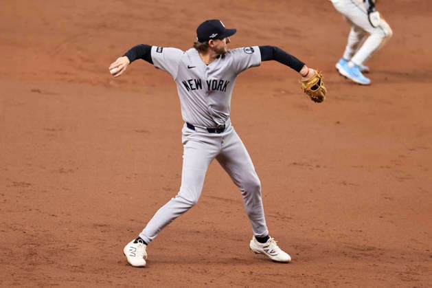 October 3, 2026, St. Petersburg, Florida, USA: New York Yankees third baseman Ryan McMahon (19) fields a ball off the bat of Tampa Bay Rays shortstop Taylor Walls (6) and throws him out at first base during the second inning of game one of the ALDS for the 2026 MLB, Baseball Herren, USA Playoffs on October 3, 2026 at Tropicana Field. The Rays beat the Yankees 1-0. St. Petersburg USA - ZUMAh180 20261003_zsp_h180_053 Copyright: xKimxHukarix