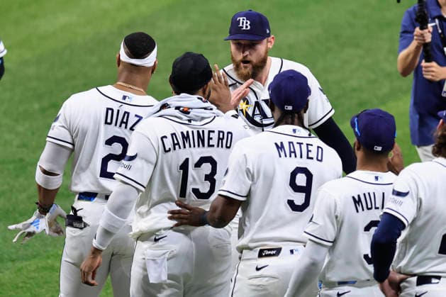 October 3, 2026, St. Petersburg, Florida, USA: Handshakes for the winners as the Tampa Bay Rays celebrate the win after game one of the ALDS for the 2026 MLB, Baseball Herren, USA Playoffs against the New York Yankees on October 3, 2026 at Tropicana Field. The Rays beat the Yankees 1-0. St. Petersburg USA - ZUMAh180 20261003_zsp_h180_090 Copyright: xKimxHukarix