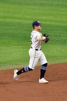 October 3, 2026, St. Petersburg, Florida, USA: Tampa Bay Rays shortstop Taylor Walls (6) fields a ball off the bat of New York Yankees third baseman Ryan McMahon (19) and throws him out at first base during the third inning of game one of the ALDS for the 2026 MLB, Baseball Herren, USA Playoffs on October 3, 2026 at Tropicana Field. The Rays beat the Yankees 1-0. St. Petersburg USA - ZUMAh180 20261003_zsp_h180_077 Copyright: xKimxHukarix