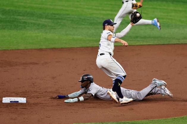 October 3, 2026, St. Petersburg, Florida, USA: New York Yankees second baseman Jazz Chisholm Jr. (13) safely steals second base before Tampa Bay Rays shortstop Taylor Walls (6) can tag him in the second inning of game one of the ALDS for the 2026 MLB, Baseball Herren, USA Playoffs on October 3, 2026 at Tropicana Field. The Rays beat the Yankees 1-0. St. Petersburg USA - ZUMAh180 20261003_zsp_h180_078 Copyright: xKimxHukarix