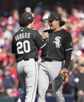 Baseball: Division Series between White Sox and Guardians Chicago White Sox first baseman Munetaka Murakami (R) celebrates with Miguel Vargas following the team s 3-0 victory over the Cleveland Guardians in Game 1 of the American League Division Series at Progressive Field in Cleveland, Ohio, on Oct. 3, 2026. A14AA0005629869P