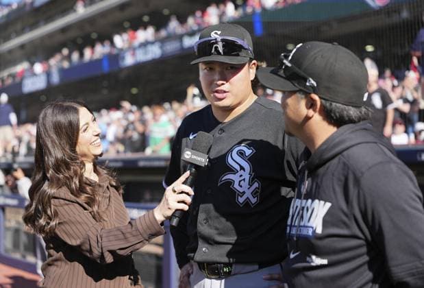 Baseball: Division Series between White Sox and Guardians Chicago White Sox first baseman Munetaka Murakami gives an interview following his team s 3-0 victory over the Cleveland Guardians in Game 1 of the American League Division Series at Progressive Field in Cleveland, Ohio, on Oct. 3, 2026. A14AA0005629872P
