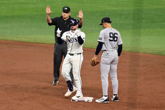 October 3, 2026, St. Petersburg, Florida, USA: Tampa Bay Rays catcher Liam Hicks (34) doubles to right field in the third inning of game one of the ALDS for the 2026 MLB, Baseball Herren, USA Playoffs against the New York Yankees on October 3, 2026 at Tropicana Field. The Rays beat the Yankees 1-0. St. Petersburg USA - ZUMAh180 20261003_zsp_h180_041 Copyright: xKimxHukarix