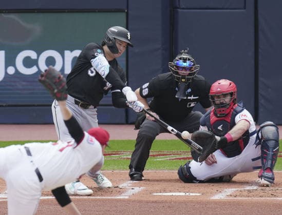 Baseball: Division Series between White Sox and Guardians Chicago White Sox first baseman Munetaka Murakami hits a single in the first inning of Game 1 of the American League Division Series against the Cleveland Guardians at Progressive Field in Cleveland, Ohio, on Oct. 3, 2026. A14AA0005629944P