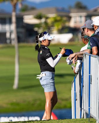 October 3, 2026, Honolulu, Hawaii, USA: JEENO THITIKUL, currently in first place after Round 3, signs autographs at the 2026 Lotte Championship at Hoakalei Country Club, Ewa Beach, Hawaii, USA. Honolulu USA - ZUMAm310 20261003_zsp_m310_072 Copyright: xElliotxMilesx
