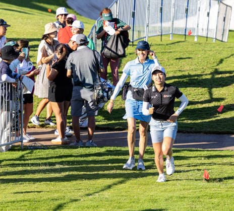 October 3, 2026, Honolulu, Hawaii, USA: JEENO THITIKUL runs into the clubhouse after finishing the 3rd round at the 2026 Lotte Championship at Hoakalei Country Club, Ewa Beach, Hawaii, USA. She finishes the day as the sole leader at -17 and with 3-fewer strokes than the next player Honolulu USA - ZUMAm310 20261003_zsp_m310_076 Copyright: xElliotxMilesx