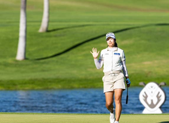 October 3, 2026, Honolulu, Hawaii, USA: A LIM KIM waves to the fans after sinking her final putt of the 3rd Round at the 2026 Lotte Championship at Hoakalei Country Club, Ewa Beach, Hawaii, USA. Honolulu USA - ZUMAm310 20261003_zsp_m310_061 Copyright: xElliotxMilesx