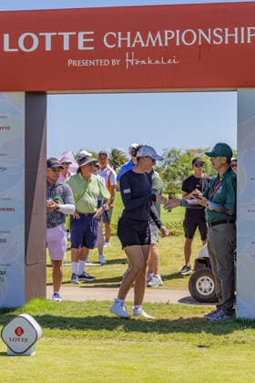 October 3, 2026, Honolulu, Hawaii, USA: POLLY MACK, who is tied for 1st at the beginning of Round 3, enters the 1st tee box at the 2026 Lotte Championship at Hoakalei Country Club, Ewa Beach, Hawaii, USA. Honolulu USA - ZUMAm310 20261003_zsp_m310_020 Copyright: xElliotxMilesx