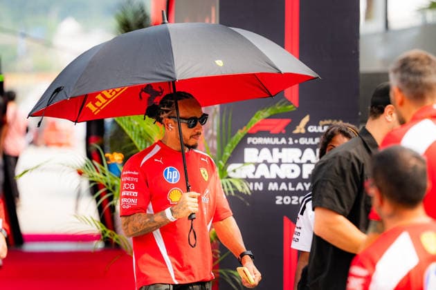 2026 Formula 1 Gulf Air Bahrain Grand Prix - Kuala Lumpur Lewis Hamilton 44 of Scuderia Ferrari HP holds an umbrella during the 2026 Formula 1 Gulf Air Bahrain Grand Prix at Sepang International Circuit in Kuala Lumpur, Malaysia on October 4, 2026. Photo by Antoine Lapeyre Reveries Agency ABACAPRESS.COM Kuala Lumpur Malaysia Copyright: xAntoinexLapeyre ReveriesxAgency ABACAx