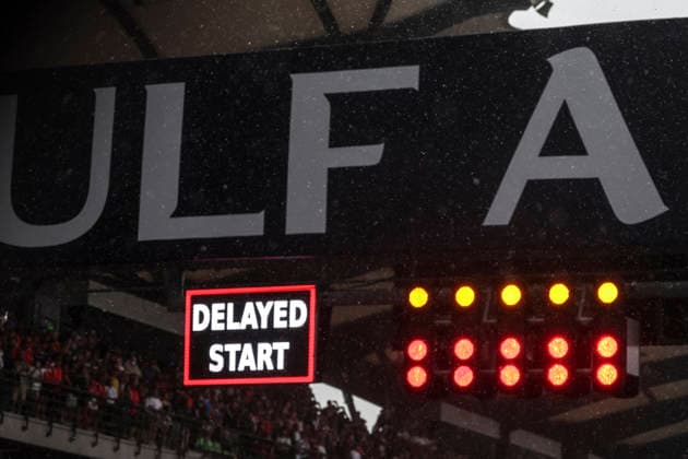 Formula 1 Gulf Air Bahrain Grand Prix in Malaysia 2026 Delayed start sign on the start bridge during Formula 1 Gulf Air Bahrain Grand Prix in Malaysia 2026 on October 4., 2026 in Sepang International Circuit, Sepang, Malaysia Zsombor Toth Sepang Sepang International Circuit Selangor Malaysia Copyright: xZsomborxTothx