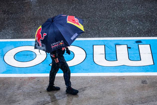 F1 - BAHRAIN GRAND PRIX IN MALAYSIA 2026 Red Bull Racing, mechanic, mecanicien, mechanics, umbrella during the 2026 Formula 1 Bahrain Grand Prix in Malaysia, 16th round of the 2026 Formula One World Championship, WM, Weltmeisterschaft from October 2 to 4, 2026 on the Sepang International Circuit, in Sepang, Malaysia - SepangMalaysia  Copyright: xXavixBonillax