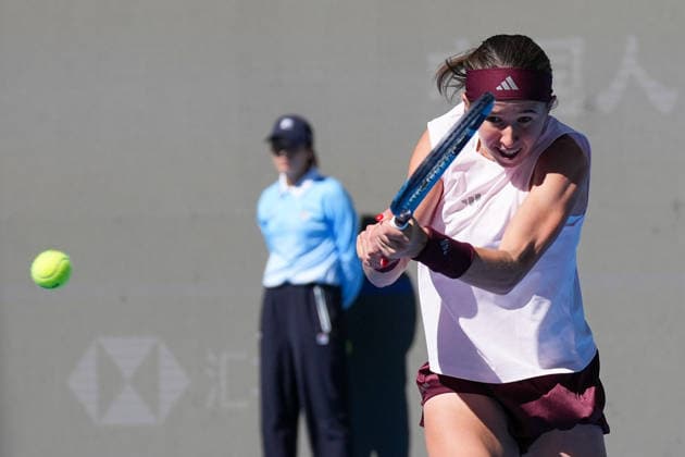 (261004) -- BEIJING, Oct. 4, 2026 -- Nikola Bartunkova competes during the women s singles third round match between Aryna Sabalenka of Belarus and Nikola Bartunkova of the Czech Republic at 2026 China Open tennis tournament in Beijing, China, Oct. 4, 2026. ) (SP)CHINA-BEIJING-TENNIS-CHINA OPEN-WOMEN S SINGLES(CN) JuxHuanzong 