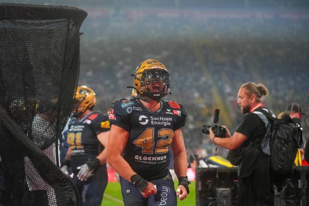 Elian Canet of the Dresden Monarchs, 42, celebrates with Dresden fans. Dresden Monarchs vs. Potsdam Royals, American football, German Football League, GFL Bowl, 2026 season, October 3, 2026 Dresden Monarchs vs. Potsdam Royals, American football, German Football League, GFL Bowl, 2026 season, October 3, 2026 Dresden Copyright: xEibner-Pressefoto PiaxSchindlerx EP_PSR