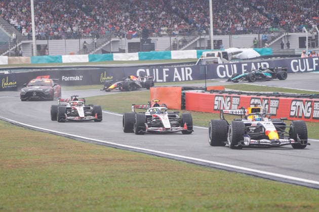 Formula 1 Gulf Air Bahrain Grand Prix in Malaysia 2026 Arvid Lindblad (GBR), Visa Cash App Racing Bulls Formula One Team , VCARB 03, Car 41 leading the cars, and between the F1 cars is a Mercedes-AMG GT 63 PRO 4MATIC Safety Car during Formula 1 Gulf Air Bahrain Grand Prix in Malaysia 2026 on October 4., 2026 in Sepang International Circuit, Sepang, Malaysia Zsombor Toth Sepang Sepang International Circuit Selangor Malaysia Copyright: xZsomborxTothx