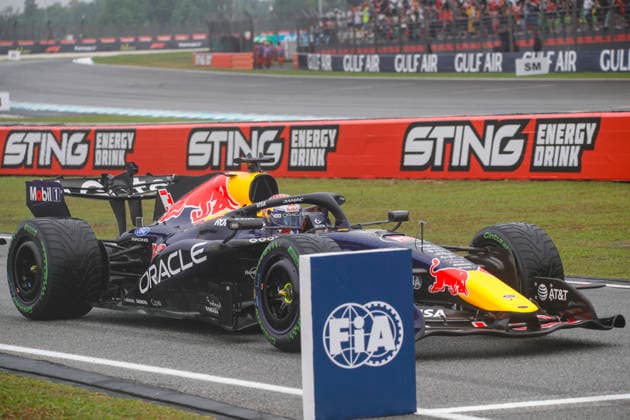 Formula 1 Gulf Air Bahrain Grand Prix in Malaysia 2026 Max Verstappen (NED), Oracle Red Bull Racing , RB22, Car 3 and the other cars entering the pit lane during red flag, Formula 1 Gulf Air Bahrain Grand Prix in Malaysia 2026 on October 4., 2026 in Sepang International Circuit, Sepang, Malaysia Zsombor Toth Sepang Sepang International Circuit Selangor Malaysia Copyright: xZsomborxTothx