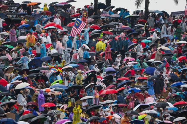 F1 - BAHRAIN GRAND PRIX IN MALAYSIA 2026 Illustration, fans, umbrella, rain during the 2026 Formula 1 Bahrain Grand Prix in Malaysia, 16th round of the 2026 Formula One World Championship, WM, Weltmeisterschaft from October 2 to 4, 2026 on the Sepang International Circuit, in Sepang, Malaysia - SepangMalaysia  Copyright: xANTONINxVINCENTx